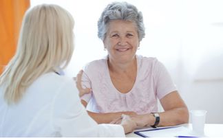 60岁外阴痒腥臭味是哪种炎症,五十岁外阴瘙痒分泌物呈深褐色