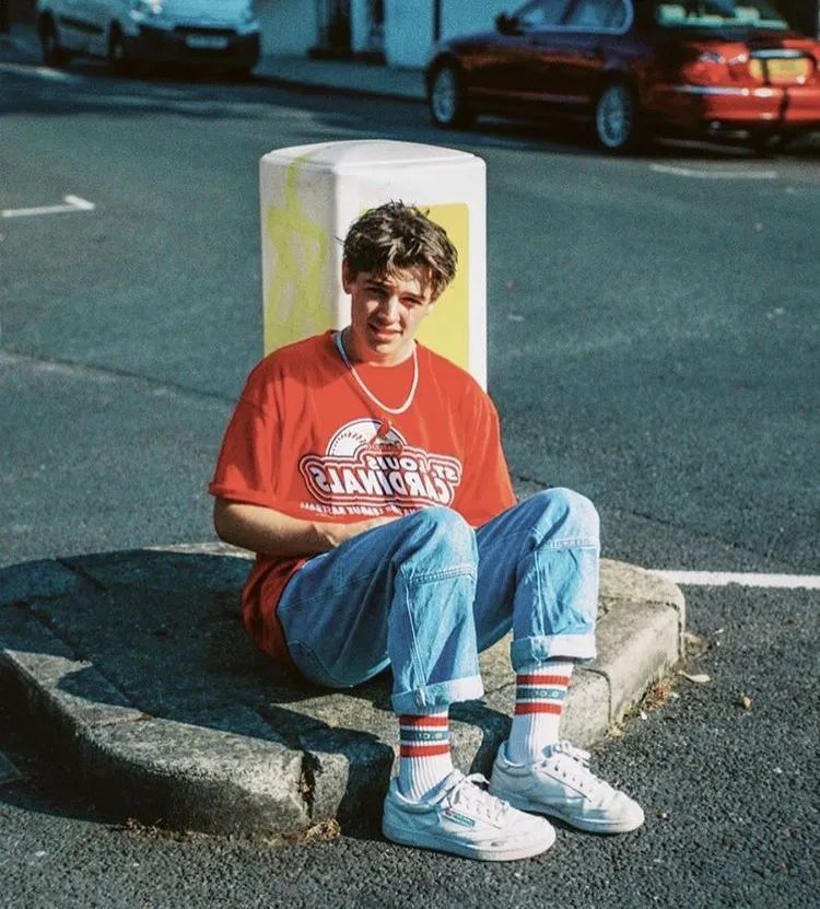 运动鞋牛仔裤和什么上衣搭配男生,牛仔裤运动鞋搭配毛呢大衣