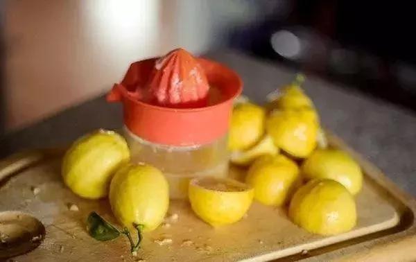 嘴唇干裂爆皮治哪个脏腑虚,5岁女宝嘴唇干裂爆皮怎么办