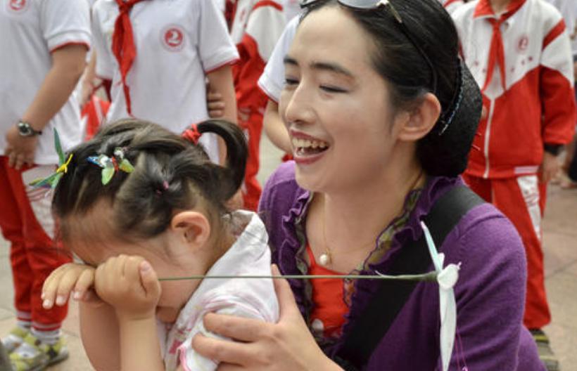 孩子总是见到人害羞怎么办,孩子总是怕见生人怎么办