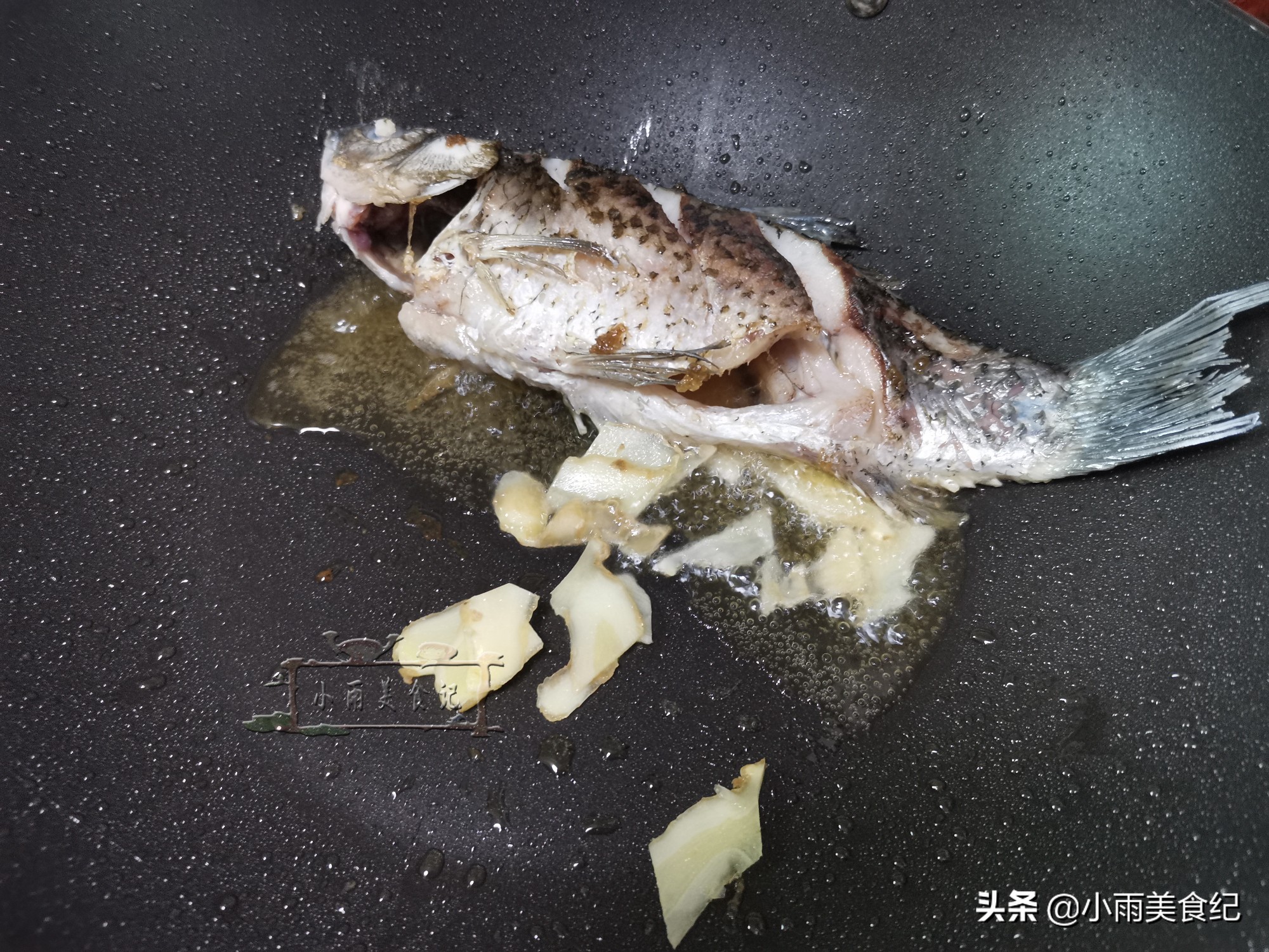 熬鱼汤的做法才又白又鲜,煮鱼汤不用煎的做法