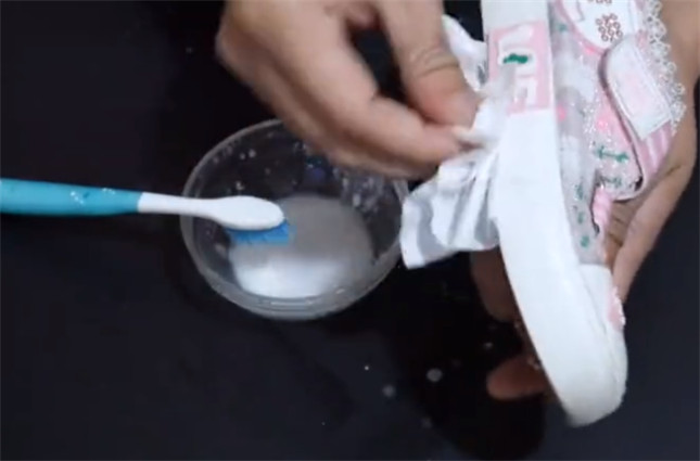 小白鞋清洁变白,小白鞋脏了一擦就能变白的神器