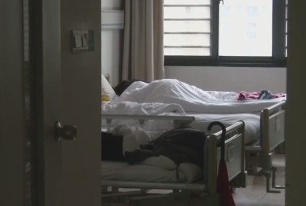 女子怀孕肚子里却空空如也,女子怀孕胎儿竟在肝脏中