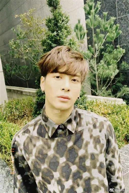 王嘉尔举香槟摇头晃脑,王嘉尔粉丝被球砸中