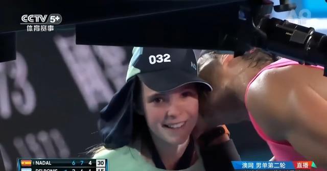 纳达尔亲吻球童视频,纳达尔暖心亲吻女球童引全场掌声