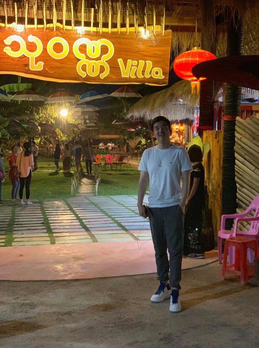 留学生美国做直播卖货,靠一部手机暴富后却休了学,美国人看不懂