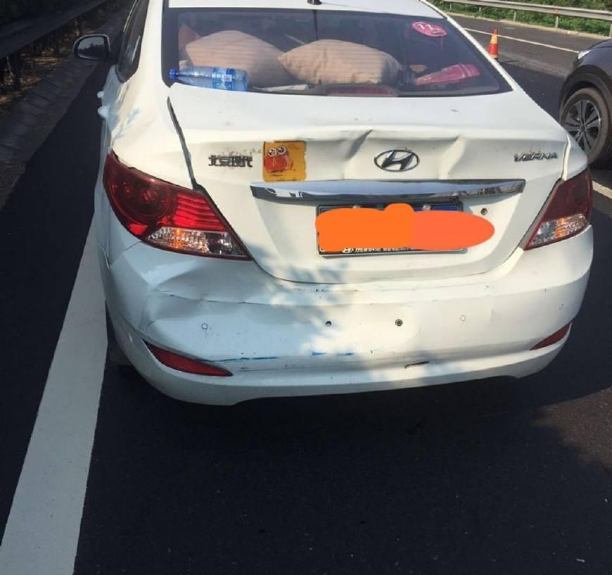 现代瑞纳被铲车撞了,现代瑞纳被撞