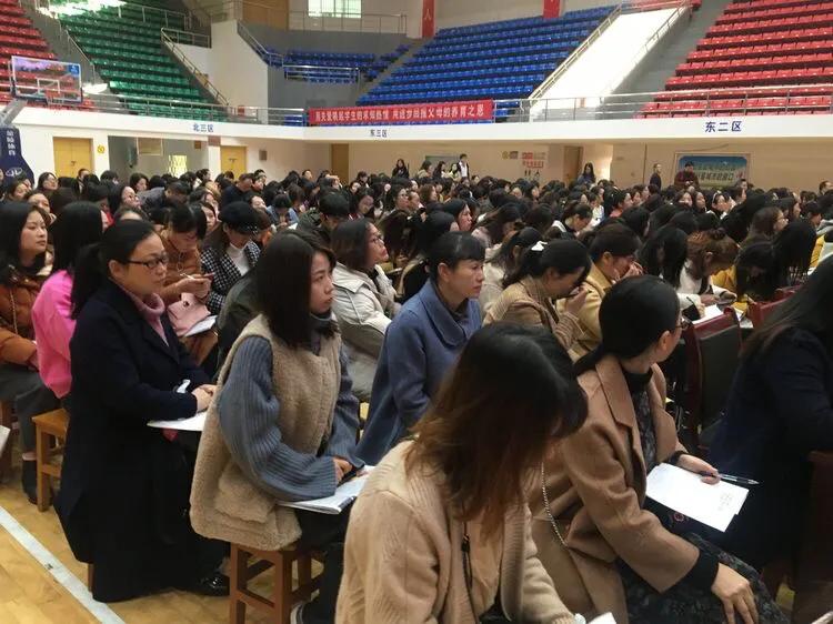 巴陵郡三湘四水英才聚，香樟园高谈阔论红烛燃