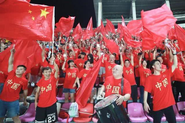 男足2比0领先被连进三球,中国男足4:0领先澳大利亚东亚杯