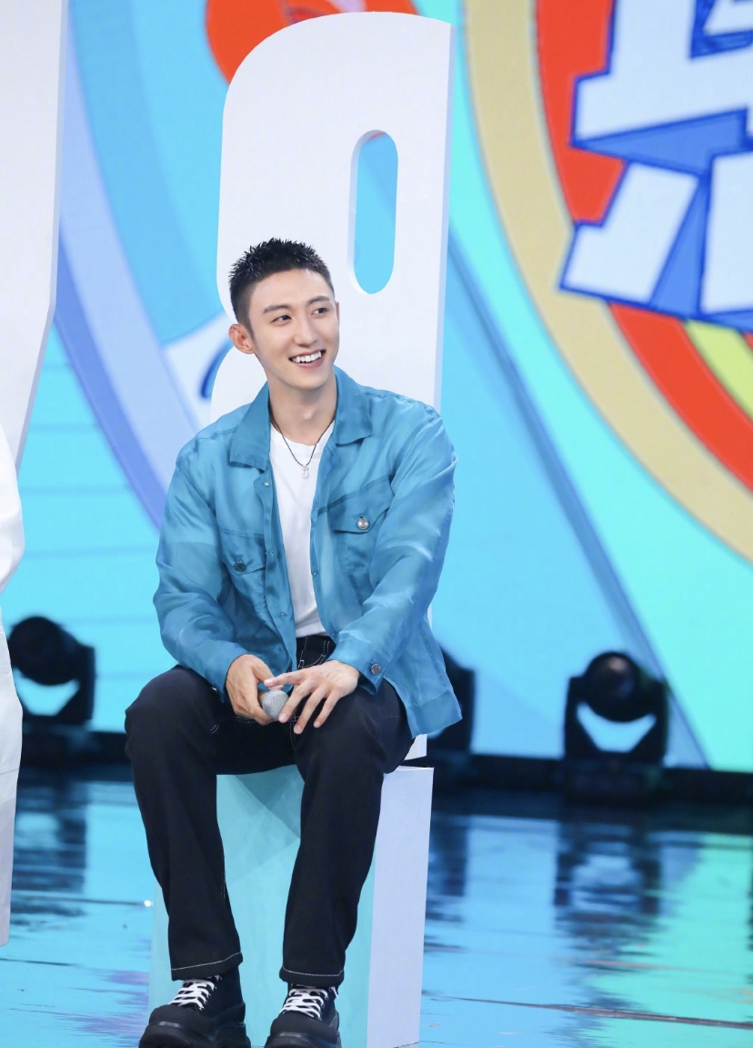 黄景瑜参加宣传黑色外套工装裤,黄景瑜休闲装照片