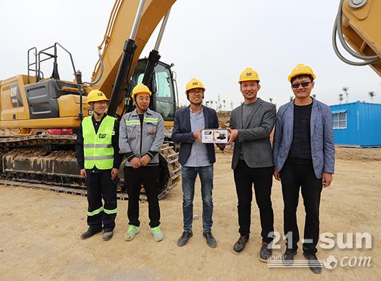 购买卡特二手挖机,小伙子买台卡特挖机