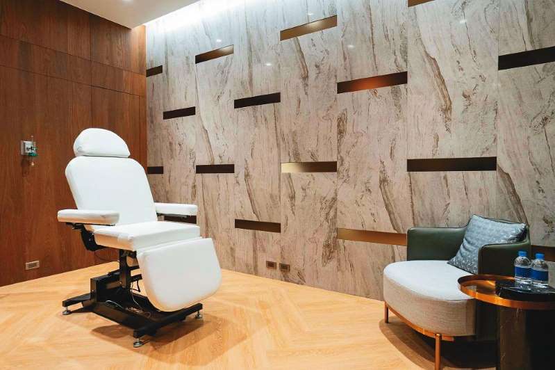 赚钱老婆花,阿娇和赖弘国王阳明