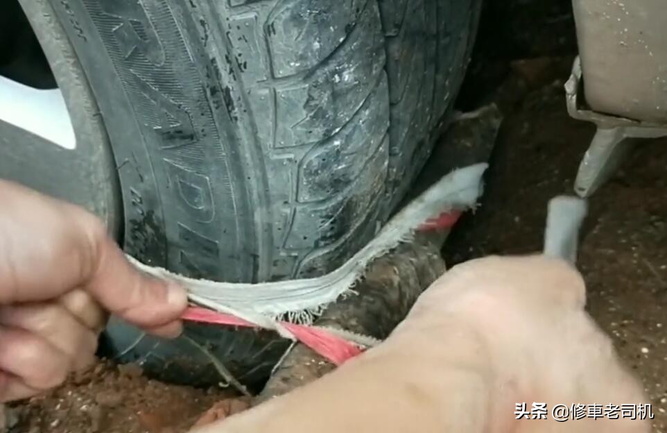 车轮胎陷湿泥坑怎么快速出来,汽车轮胎陷入泥坑