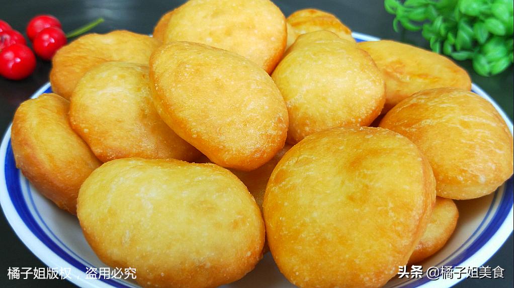 油饼怎么做又软又香又有劲道,二个鸡蛋一碗面粉教你做油饼