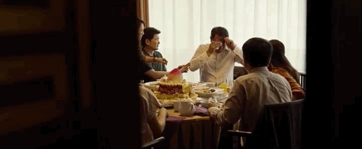 送你一朵小红花父亲在餐桌上哭,送你一朵小红花路边哭的片段