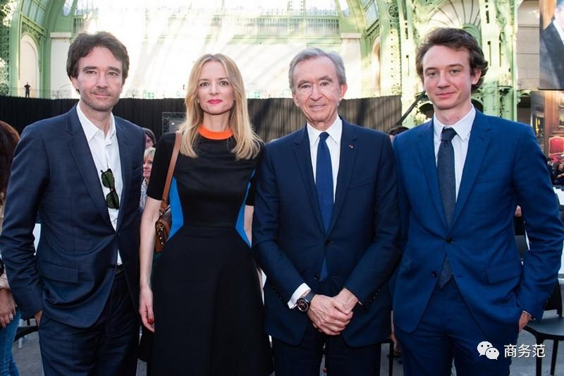 为什么有钱人喜欢穿黑色,喜欢穿蓝色衣服的男人