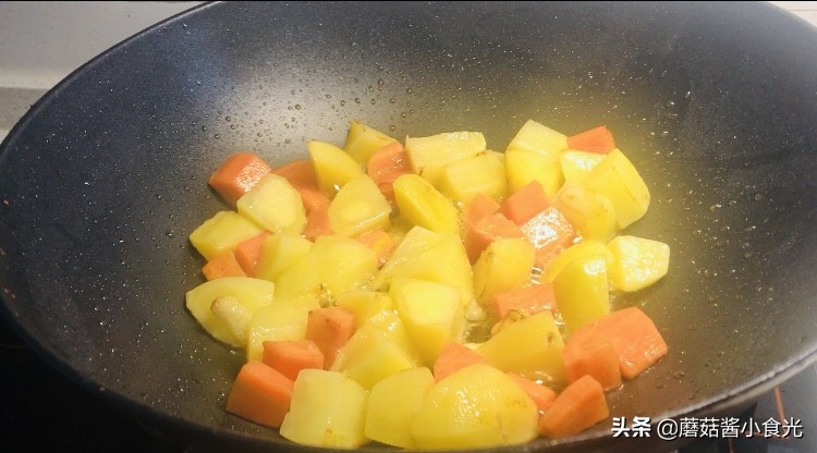 用电饭锅怎么做土豆蒸饭,电煮锅懒人焖饭做法