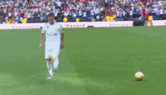 5万球迷欢迎阿扎尔加盟仅逊C罗、卡卡用一个小动作征服伯纳乌