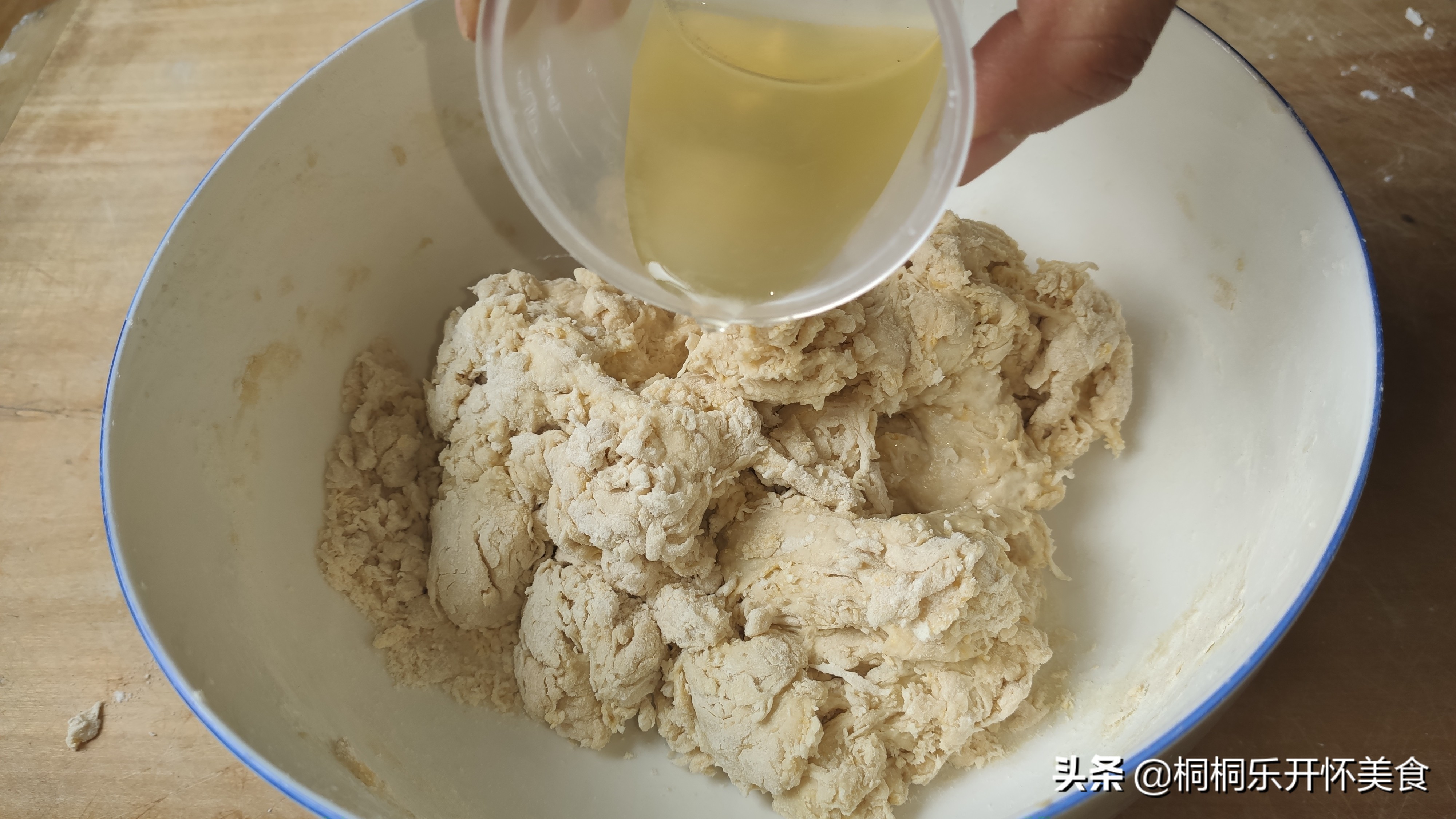 无矾油条怎么做到蓬松酥脆,自制油条蓬松酥软冷藏一夜