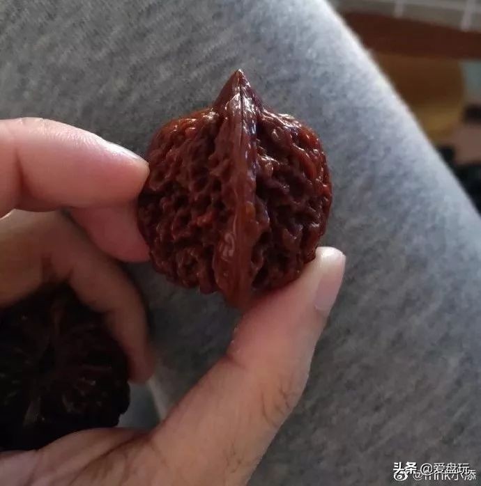 核桃盘时间长了为什么会变红玉化,盘的核桃发霉了怎么办