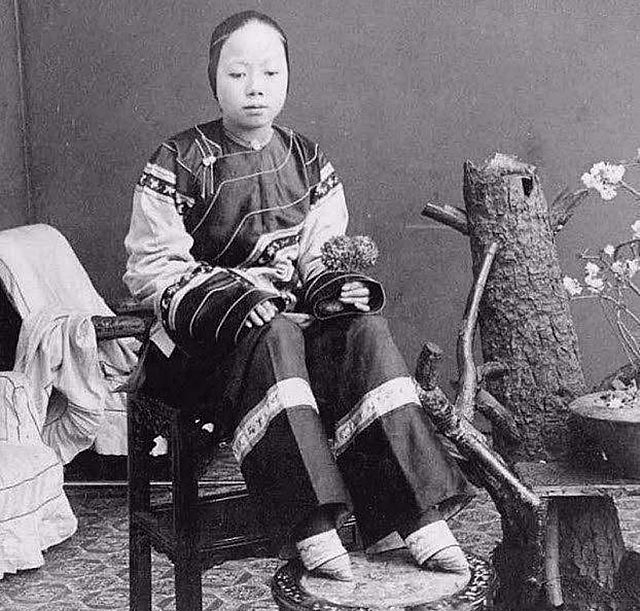 纤妙说应难，须从掌上看，古代为何要用裹小脚的方式对待女性