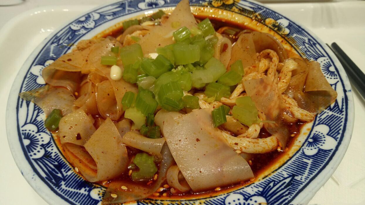 乌鲁木齐好吃的薄凉皮,乌鲁木齐当地人爱吃的凉皮