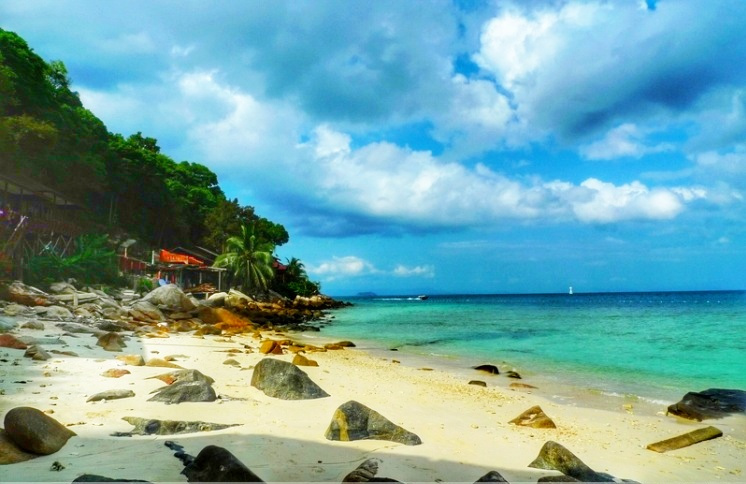 徒步探访马来西亚孤岛小村：医疗免费，孩子辍学家长坐牢