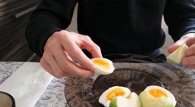 小哥为减肥只吃鸡蛋，苹果，绿茶，看他3天后的体重变化