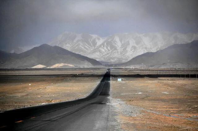 阿尔金山上的“路桥”人