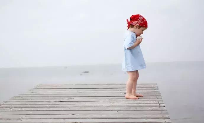 注意力不集中、鞋子穿反、喊他没反应？原来是孩子这里出了问题