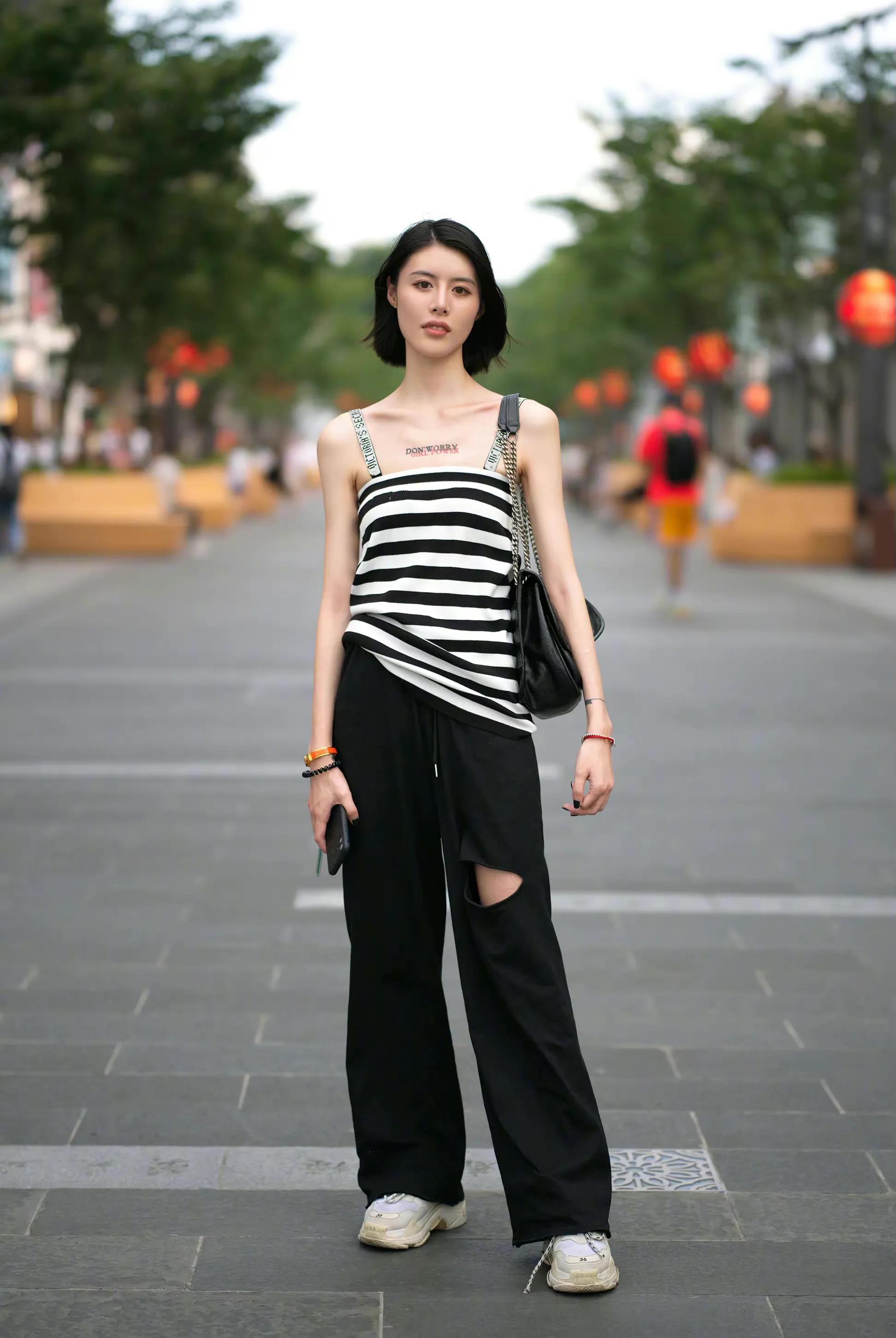 yslniki包32厘米红色上身效果,ysl新款niki包