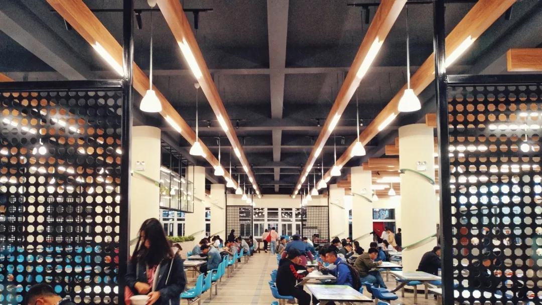 坐拥大学宿舍豪华六人间,南京小龙虾大学