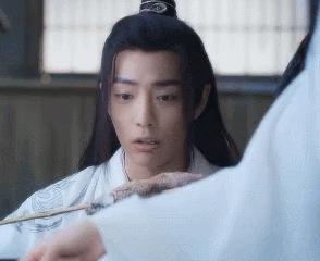 肖战花生没扔进嘴里还嚼了几下,肖战演技眼神魅惑