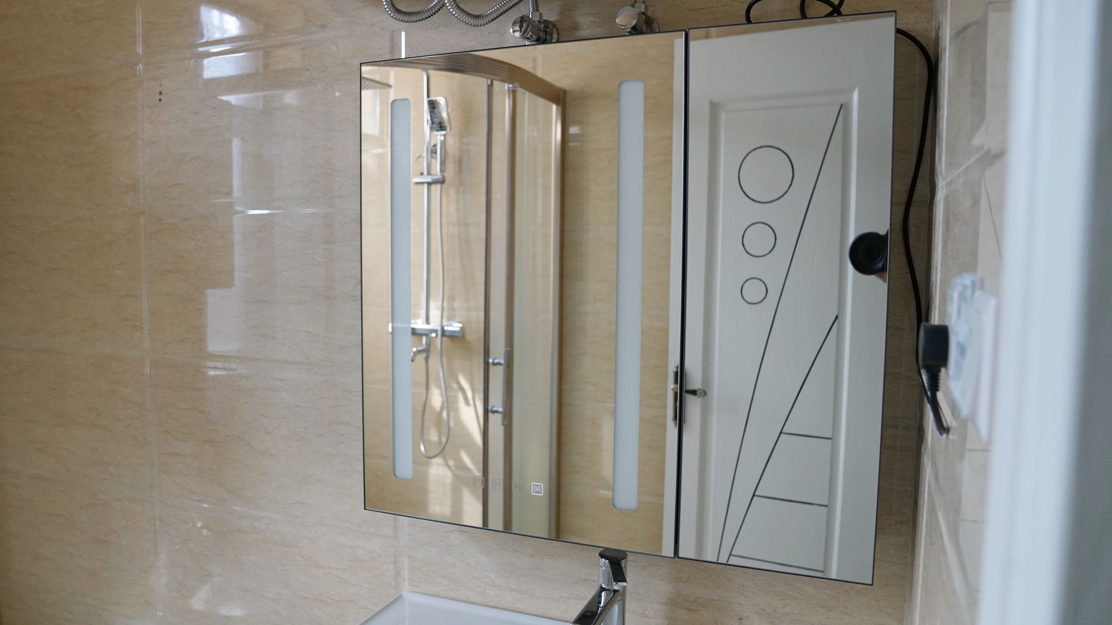 智能镜柜和普通镜柜哪个更实用,镜柜能换智能镜吗