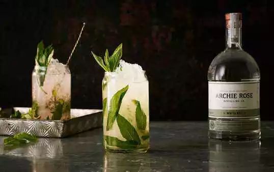 与尔同销万古愁上一句是什么,与尔同销万古愁李白哪来的愁