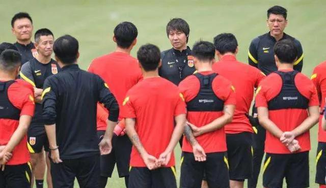 北大学者批国足贡献为负，黄健翔转易中天文：教育不比足球有希望