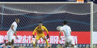 昨晚中超联赛上演“胸出没”，“胸打”造争议点球“胸二”乌龙