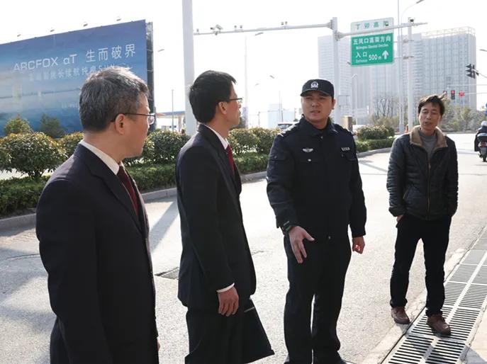 加强对偷窨井盖的违法打击,关注脚下安全