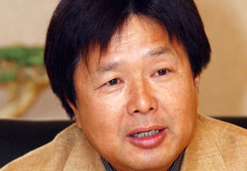 传奇潮汕小子：打工时干推销员被歧视，奋斗后成香港玩具大王