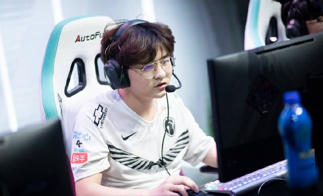 爱萝莉对战曼多拉,爱萝莉和aj举edg大旗