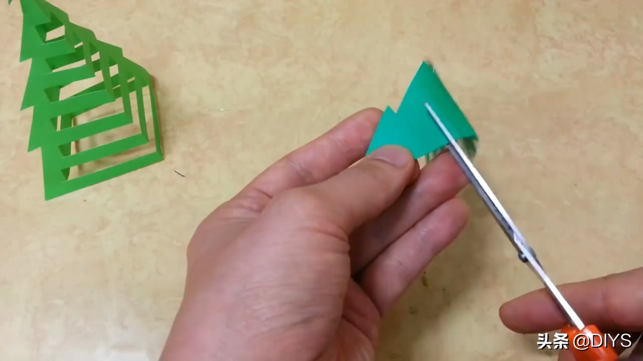 手工剪纸圣诞树需要什么材料,圣诞树剪纸手工8-10岁