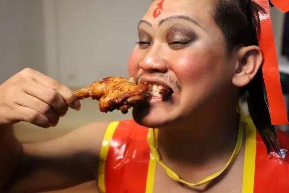 泰国“穷酸”小胖哥为了cosplay，家里的马桶都被玩坏了