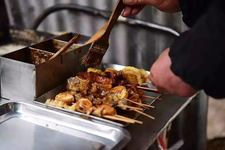摆摊卖炸串创业的真实经历,农村大姐摆摊卖炸串月入数万