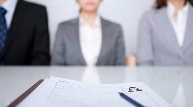 面试：上司爱看足球赛，那你会看吗？90后如实回复，当场录用