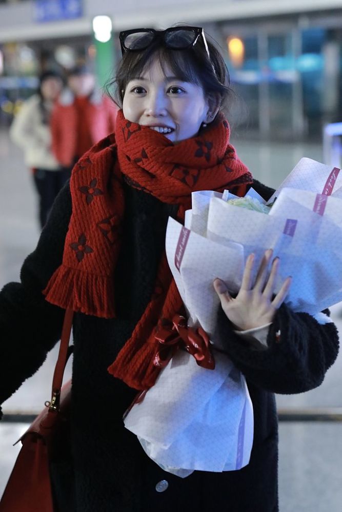 马蓉现身机场全黑造型墨镜遮面,马蓉最新走红毯视频