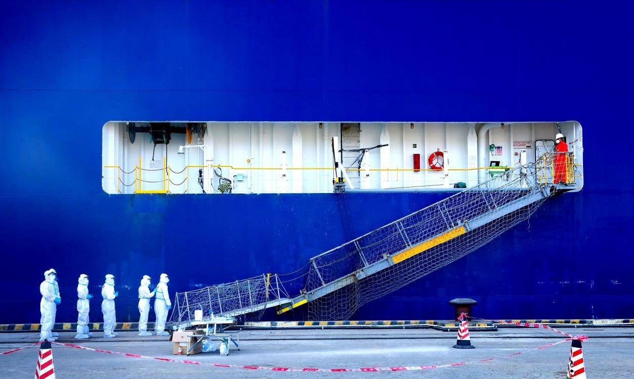 在海上确诊的中国水手：隔离期间写遗书，曾被三座海港拒收