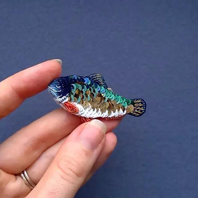 当一个程序员迷上了刺绣，就算手骨折了也无法阻止她……