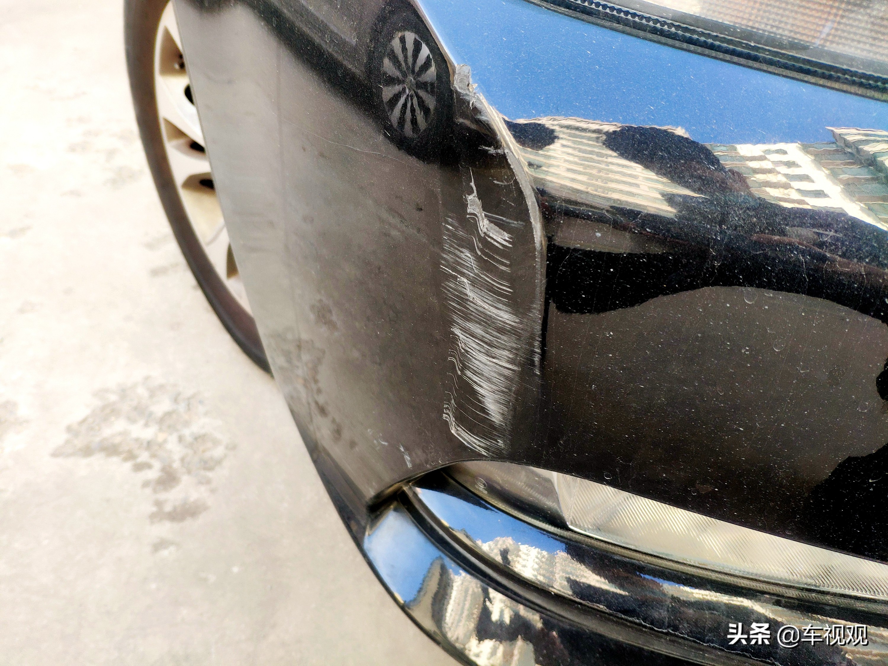 刮蹭车漆修补喷漆流程,黑车漆被刮怎么用自喷漆修复