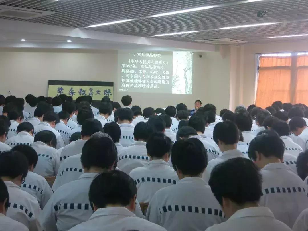 一个医生,一个护士,白天救人,晚上“自杀”