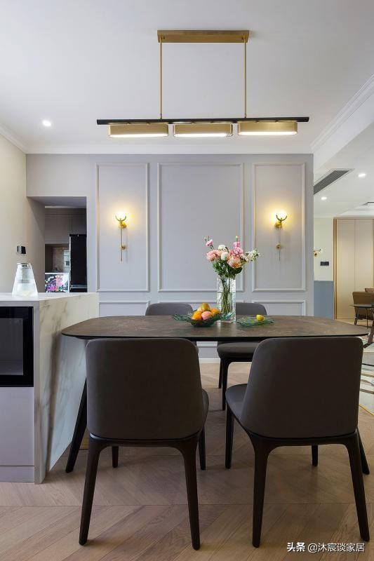 她将全屋吊顶拉平,衣柜采用“二八定律”,非常时尚大气,晒一晒